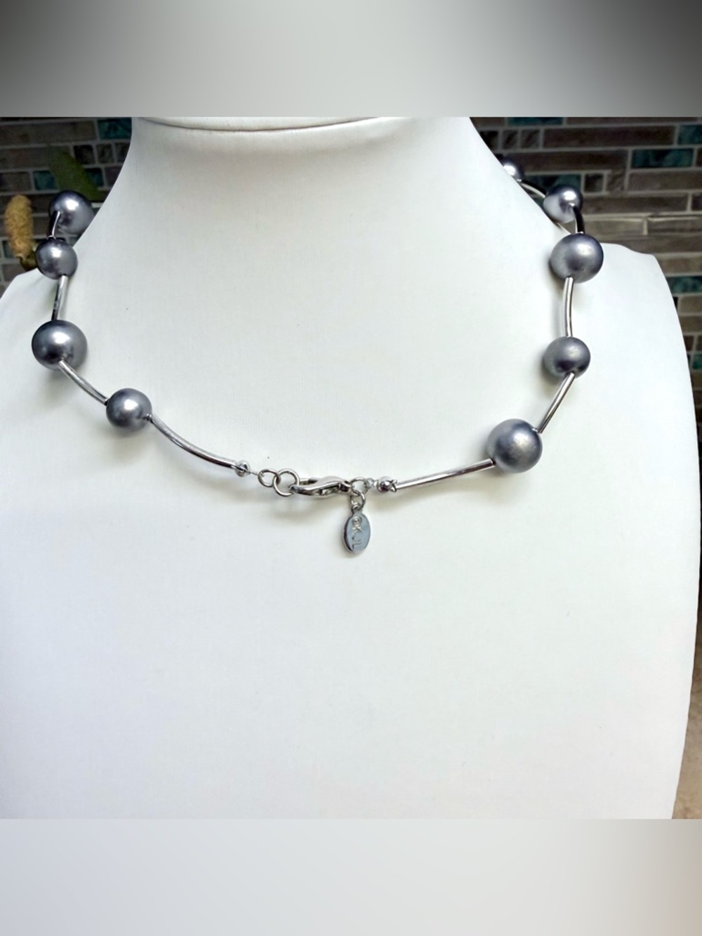 Kenneth Jay Lane pearl and silver necklace - Picture 3 of 4